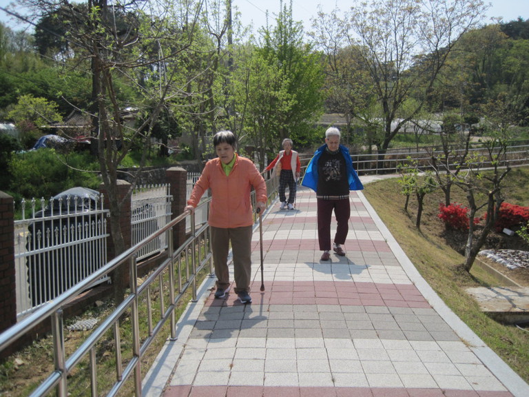 양로원 정원 산책 풍경