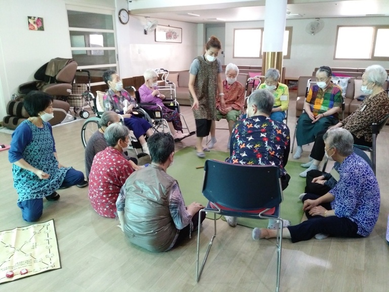 추석명절 윷놀이 및 선물전달