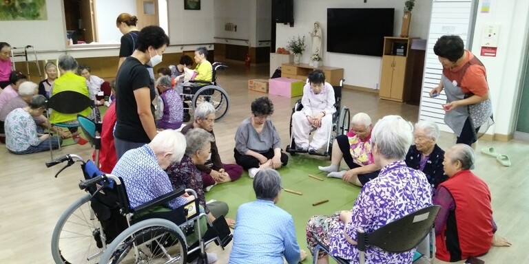 추석명절 윷놀이 및 선물전달